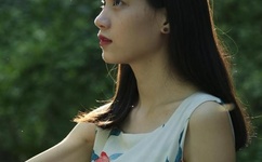 农村妇女卓玲给我喂奶